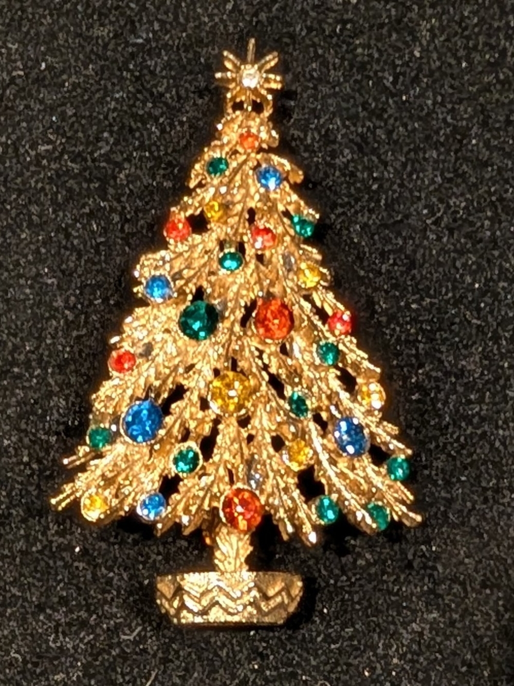 Gold-Tone Festive Christmas Tree Brooch with Multicolor Rhinestones, Art Maker